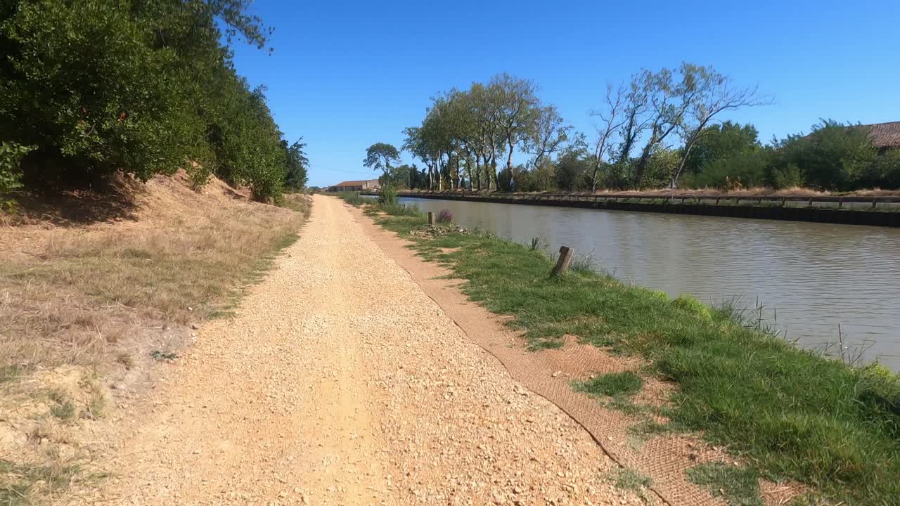 un ciclo en el canal du midi en un domingo soleado en las vacaciones de verano perfección