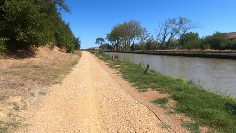 Un-Ciclo-Por-El-Canal-Du-Midi-En-Un-Domingo-Soleado-En-La-Perfección-De-Las-Vacaciones-De-Verano