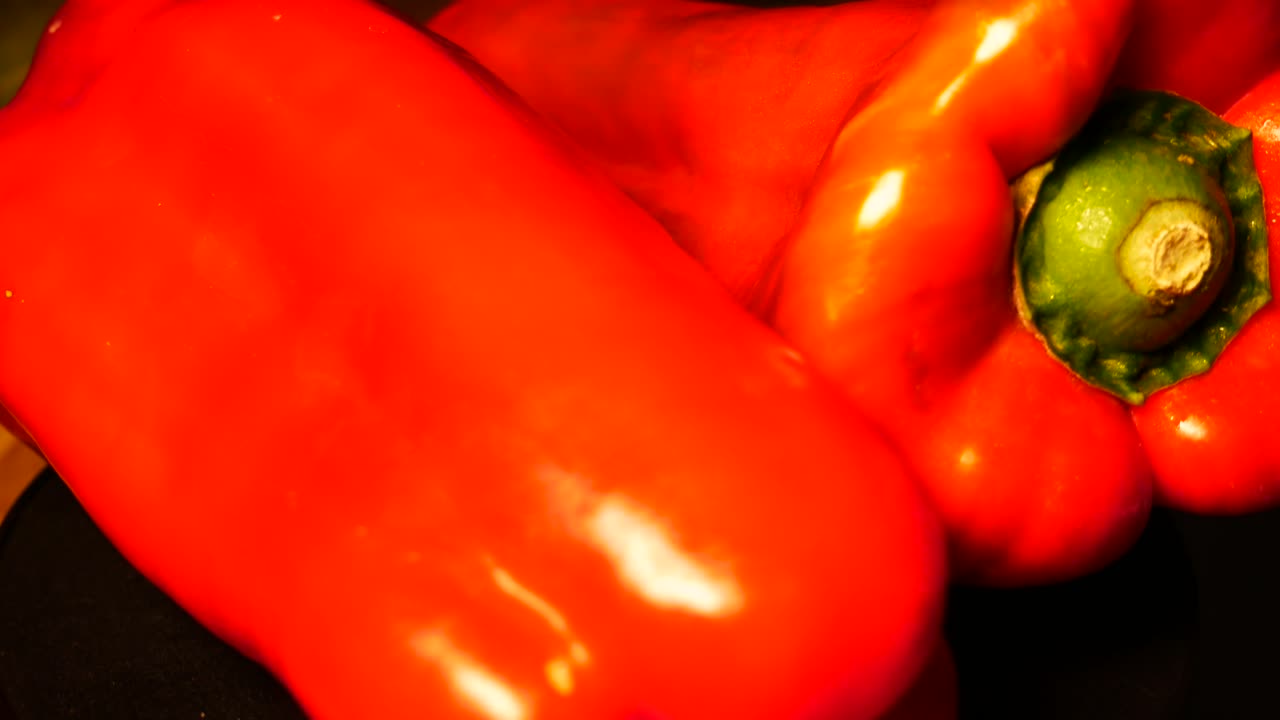 회전하는 두 개의 고추의 아주 가까운 샷