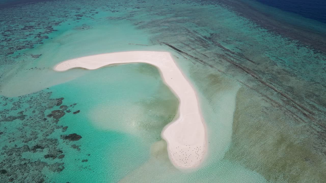 "Droneoptagelser, Saudi-Arabien" Denne betagende dronevideo viser fantastiske landskaber i Saudi-Arabien og fanger unikke udsigter over dets naturlige skønhed og kulturelle vartegn. Ideel til turisme.