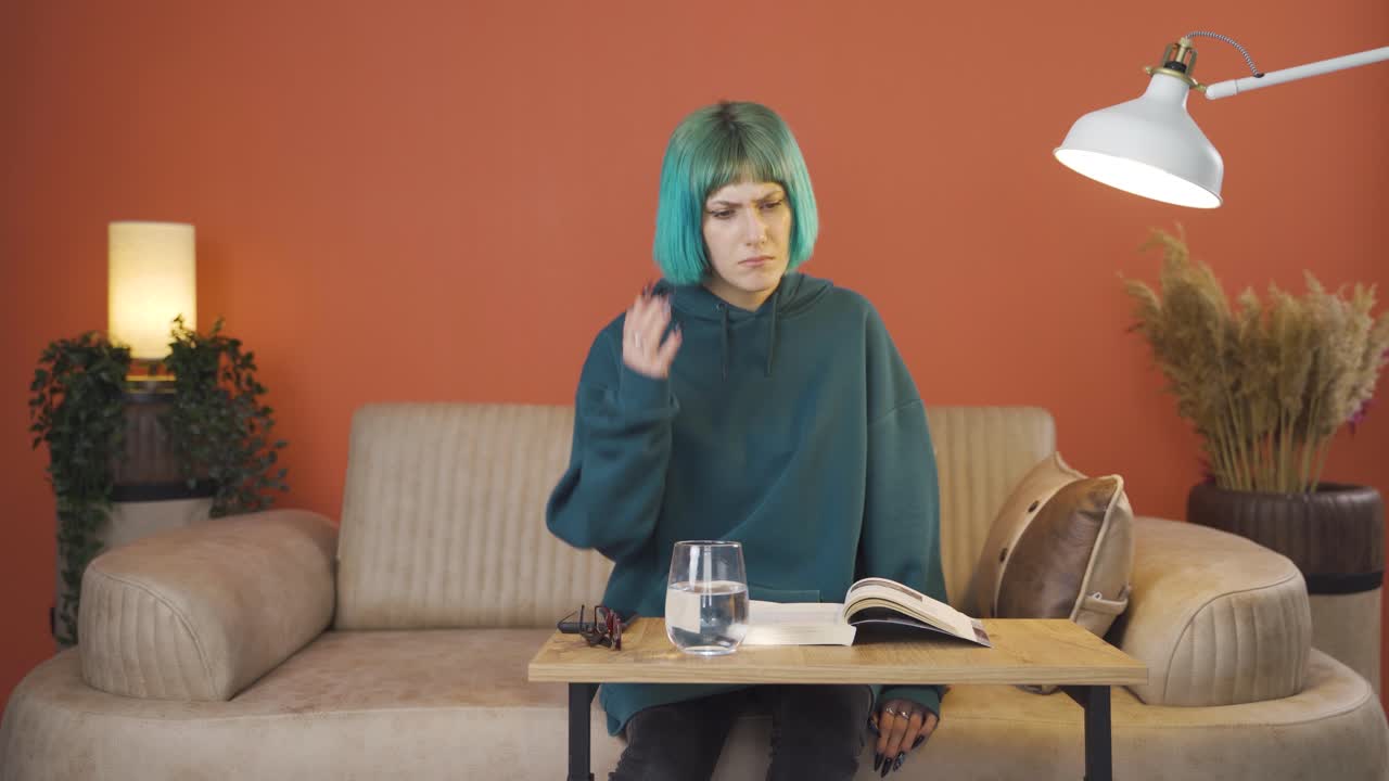 la joven con el problema del olvido.