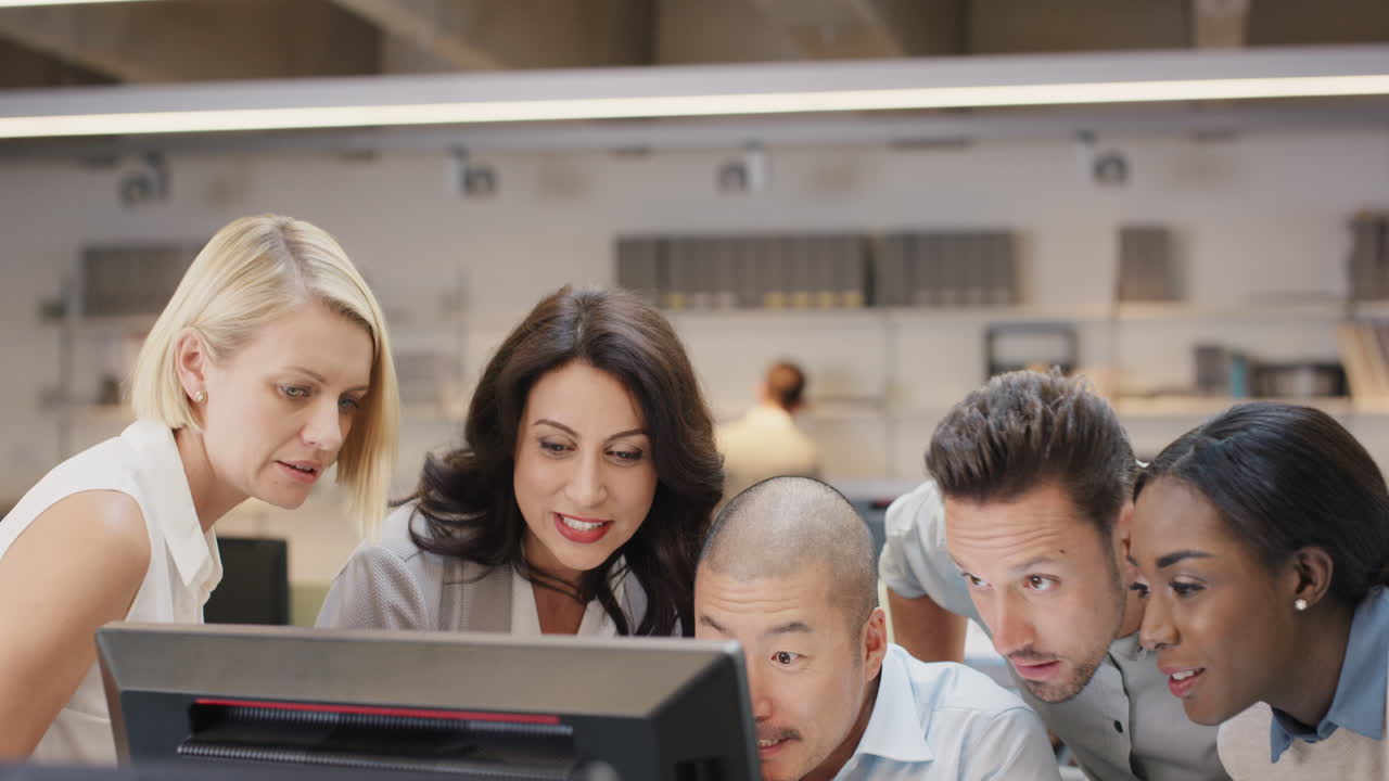 diverso equipo de negocios celebrando la victoria brazos levantados extrema felicidad emoción en el éxito corporativo objetivo ganador