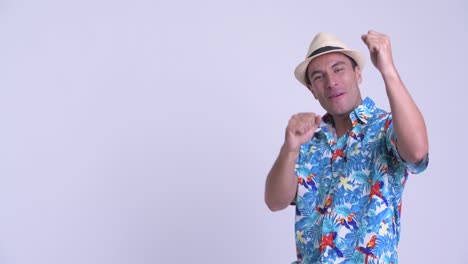 joven y guapo turista hispano listo para las vacaciones