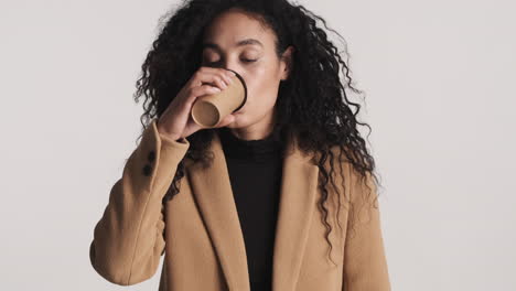 una joven mujer de negocios disfrutando de un delicioso capuchino.