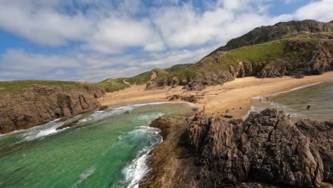 Imágenes-Cinematográficas-Fpv-En-Una-De-Las-Playas-Más-Hermosas-De-Irlanda---Playa-Del-Agujero-Del-Asesinato