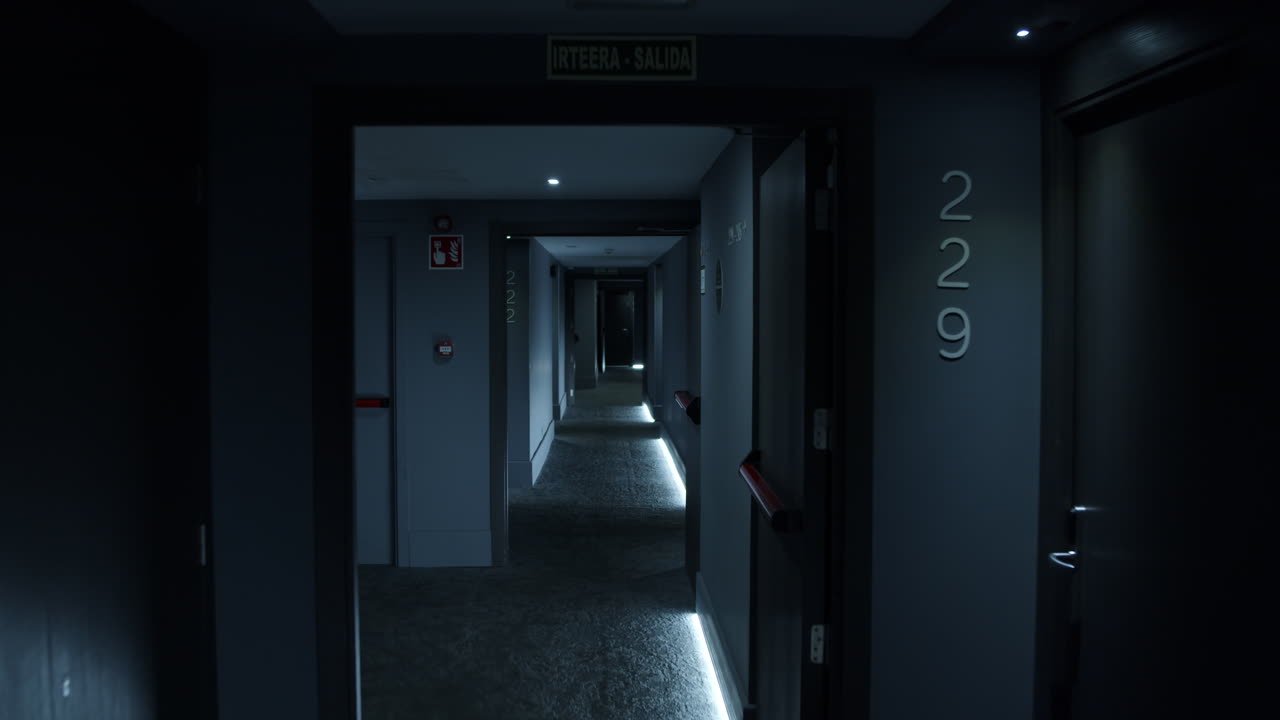 el pasillo moderno del hotel por la noche.