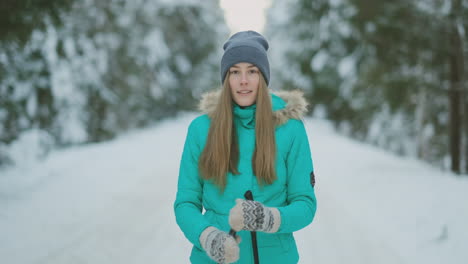 Taille-Hoch-Porträt-Einer-Schönen-Jungen-Frau,-Die-Glücklich-Lächelt-Und-In-Die-Kamera-Blickt,-Während-Sie-Das-Skifahren-Im-Verschneiten-Winterwald-Genießt,-Kopierraum