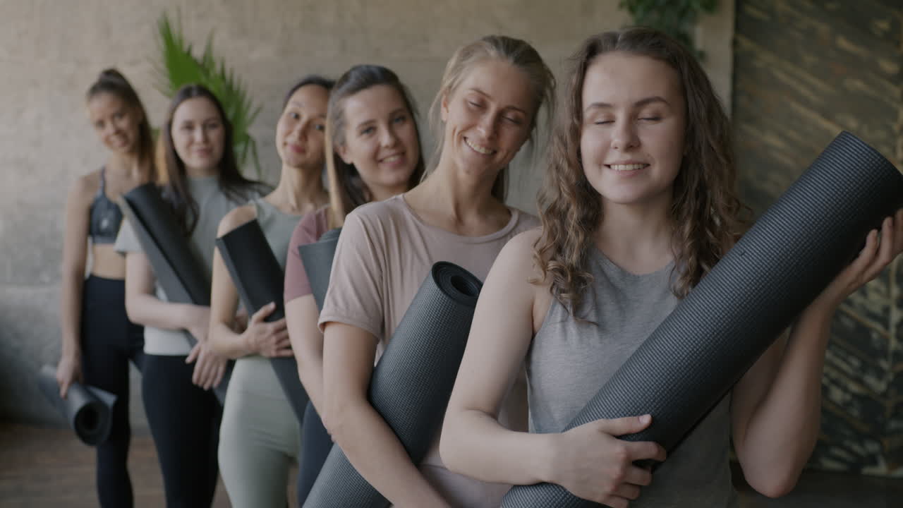 요가 수업에 참석하는 여성