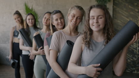 mujeres en clases de yoga