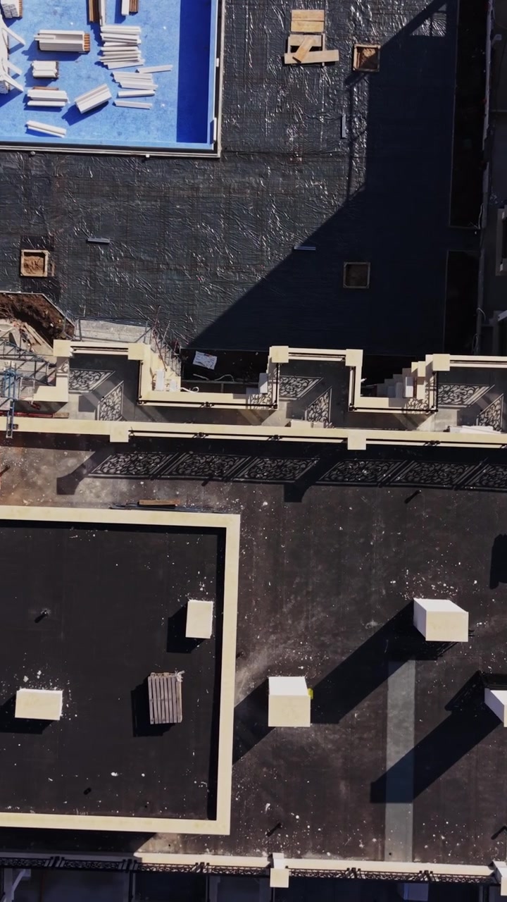 Perspectiva de dron de trabajadores en un suelo de hormigón