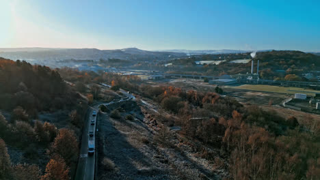 Auto,-Das-Entlang-Einer-Straße-Fährt,-Die-Sonnenlicht-Fernen-Nebel-Zeigt