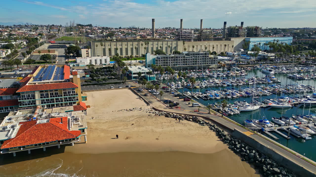 미국 캘리포니아 주 레돈도 해변의 킹 하버 마리나 에 있는 해산물 레스토랑