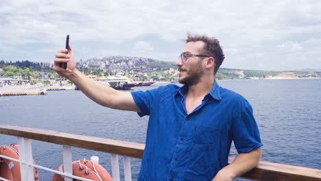 el hombre de la videoconferencia en el ferry.
