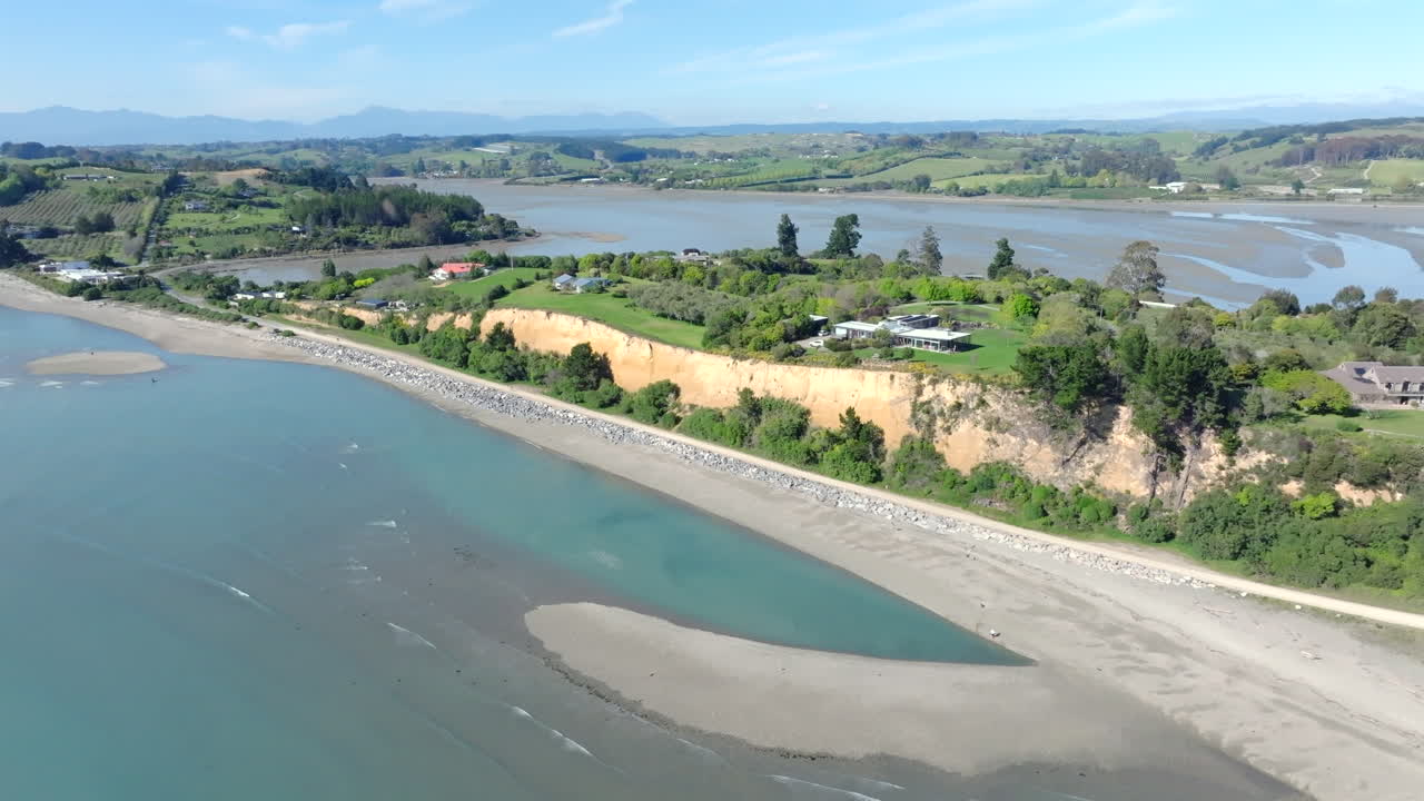 뉴질랜드 타스만 지방의 키나 반도 위를 날아다니는 드론