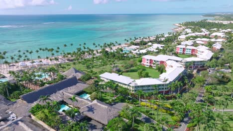 Atemberaubender-Anblick-Des-Karibischen-Meeres,-Das-Im-Club-Med-Punta-Cana-In-Der-Dominikanischen-Republik-Auf-Den-Atlantischen-Ozean-Trifft