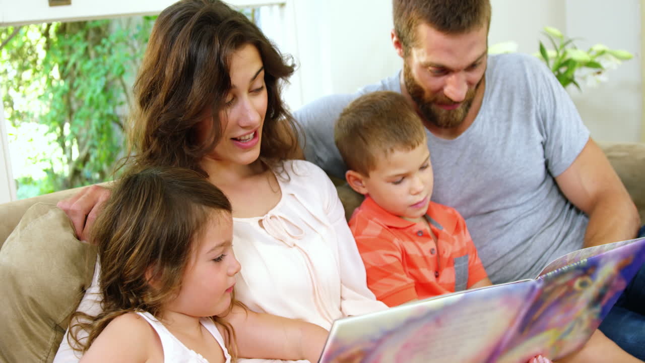 Famiglia che legge un libro per bambini