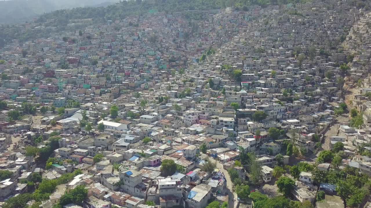 port au prince haiti 2의 cit soleil 지구에 있는 빈민가 빈민가와 판자촌에 대한 놀라운 공중