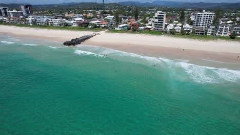 Playa-De-Arena-De-Palm-Beach-En-Gold-Coast,-Queensland,-Australia---Disparo-De-Drone