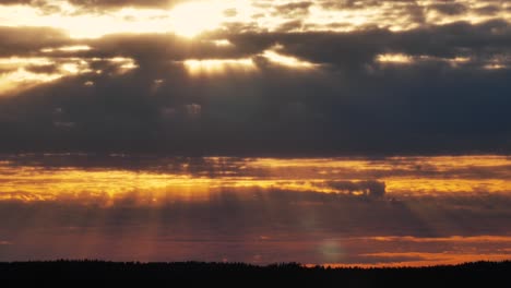 increíble puesta de sol dramática detrás de las nubes de lluvia