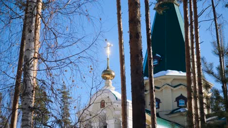 iglesia ortodoxa en un bosque de invierno