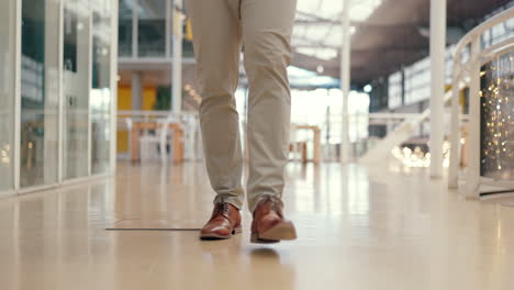 Businessman,-walking-and-talking-on-smartphone