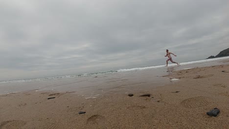 Person-Läuft-In-Zeitlupenform-über-Den-Strand