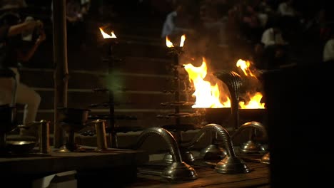 toma panorámica de tazones ganga aarti en llamas