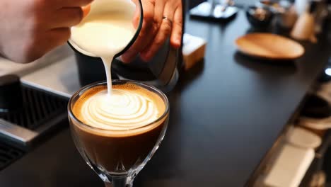 barista haciendo un latte art