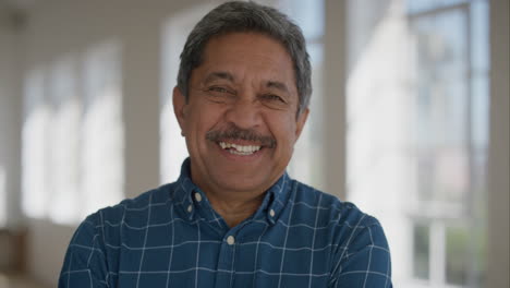 Retrato-De-Un-Hombre-Hispano-De-Mediana-Edad-Sonriendo-Confiado-Mirando-La-Cámara-Alegre-Hombre-Maduro-Jubilado-Disfrutando-Del-Estilo-De-Vida-Usando-Camisa-Azul