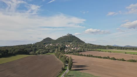 Toma-Aérea-Del-Paisaje-Fértil-E-Inspirador-Debajo-Del-Antiguo-Castillo-Medieval-Bezdez