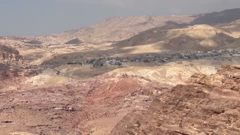 una vista de la ciudad de wadi musa desde el otro lado de las montañas por encima de petra, jordania - panorama