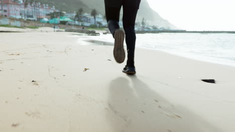 piernas, corriendo y una persona en la playa