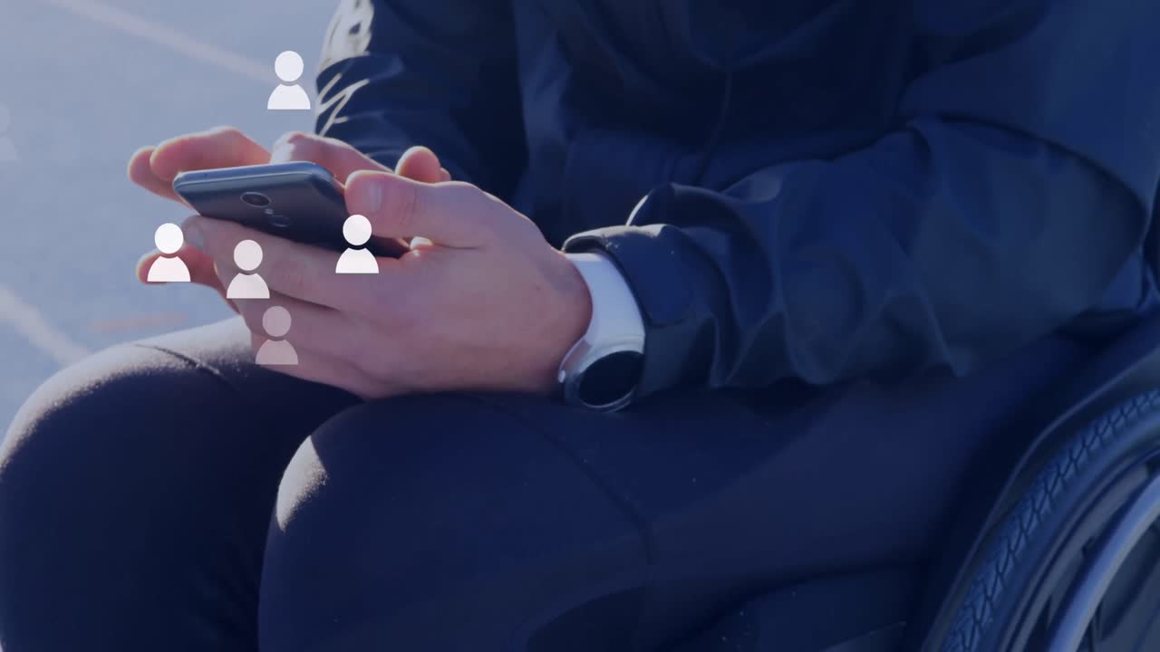 animación de las reacciones de las redes sociales sobre las manos de un hombre caucásico que usa un teléfono inteligente