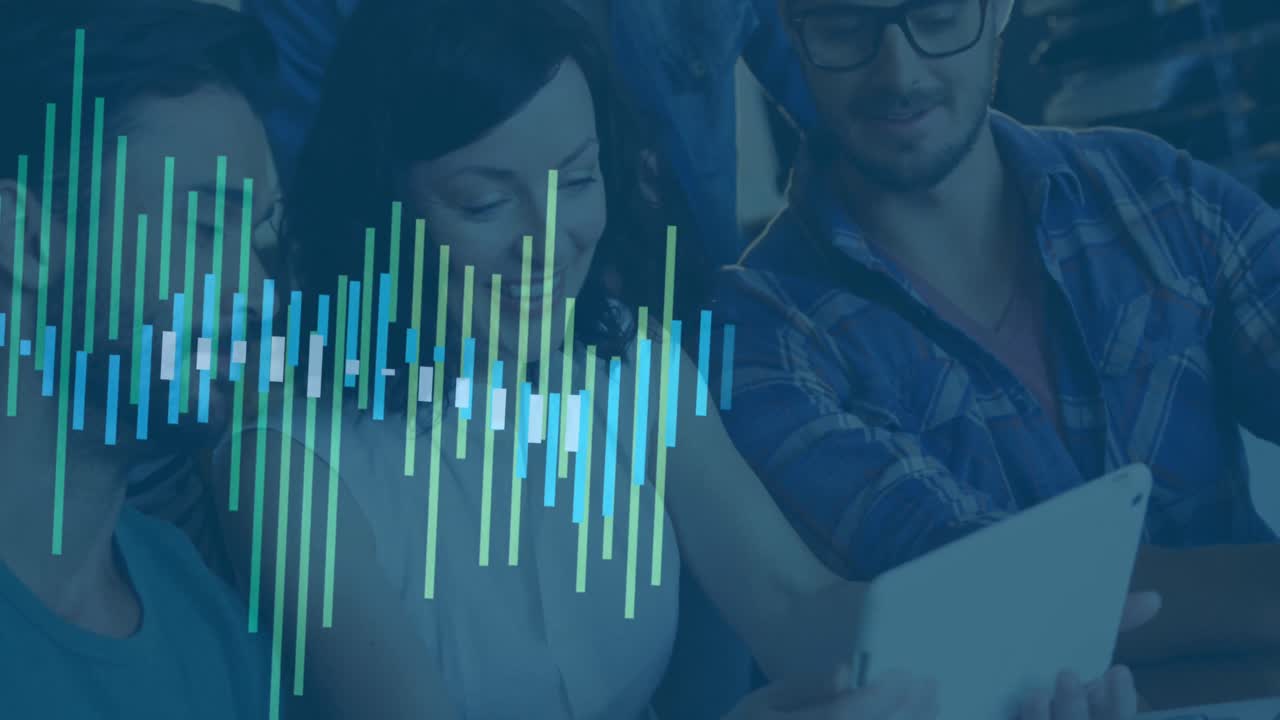 animación del procesamiento de datos en diversos grupos de personas de negocios que usan tablets