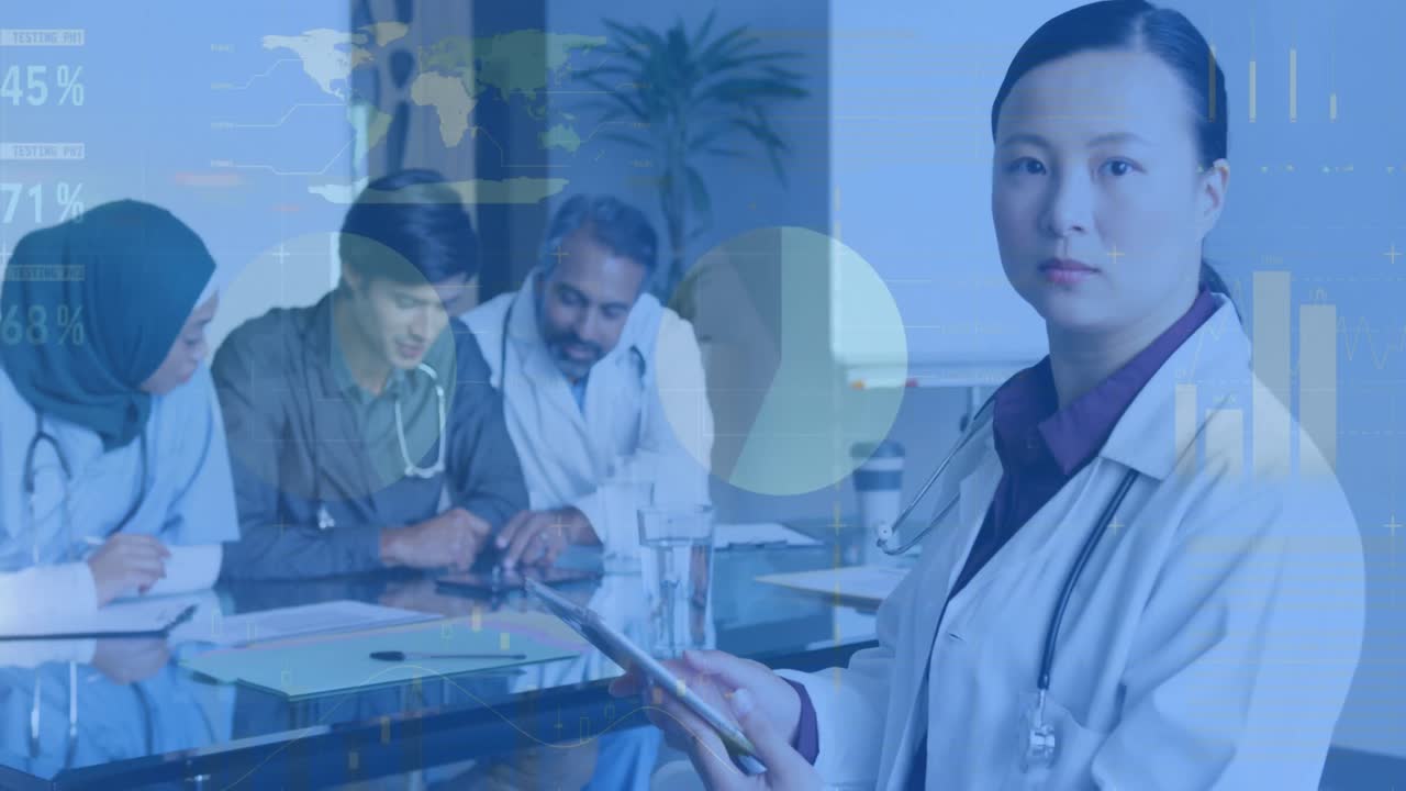 디지털 태블릿을 사용하여 서있는 다양한 여성 의사에 대한 인포그래픽 인터페이스의 애니메이션