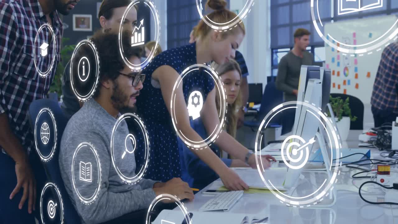 animación de iconos digitales y procesamiento de datos sobre diversas personas de negocios en la oficina