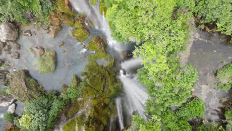 cascada natural de color verde