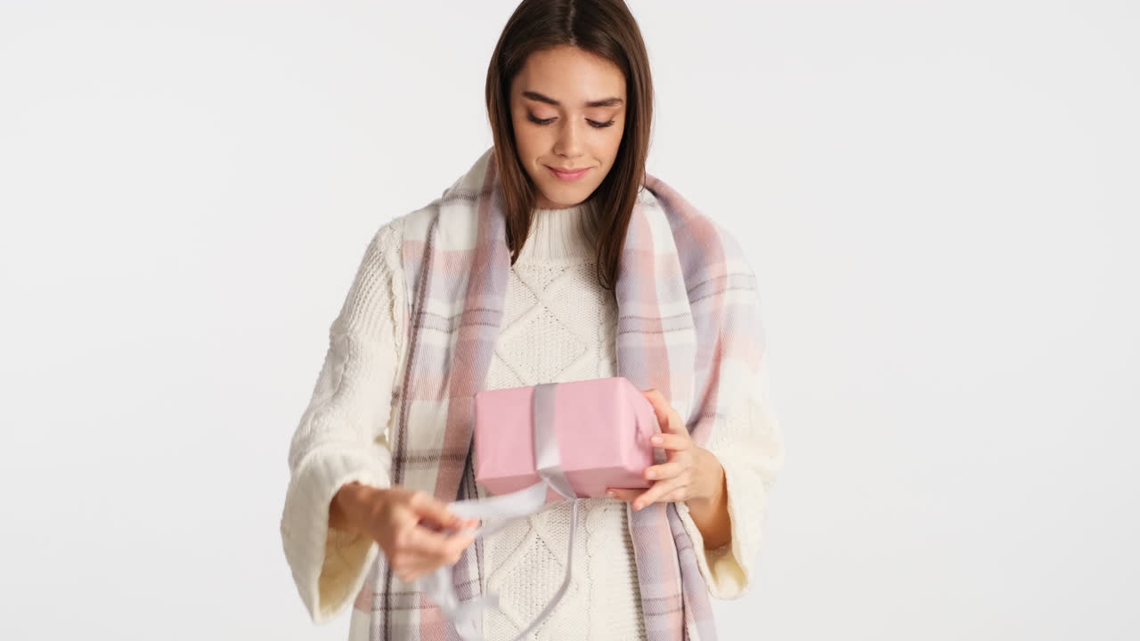 카메라 앞에서 포즈를 취하는 백인 여성.