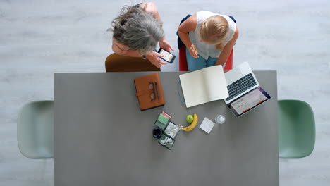 Oben:-Zusammenarbeit-Und-Geschäftsfrauen