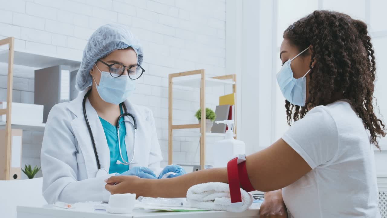 médico realizando un análisis de sangre en un paciente