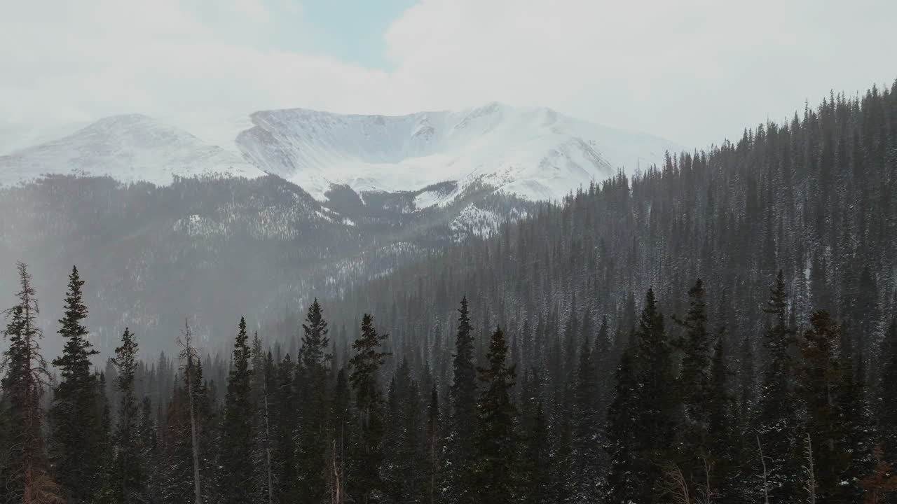 parque de invierno berthoud berthod jones pasa invierno nevado colorado alta elevación aéreo cinematográfico dron montañas rocosas pico i70 vista panorámica del paisaje hwy 80 carretera bosque nacional movimiento hacia atrás