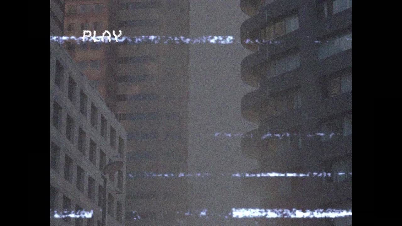 Animazione di interferenza e testo "Play" su un paesaggio urbano