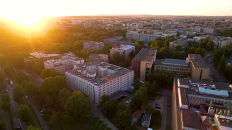 Vista-Aérea-Del-Amanecer-Del-Horizonte-De-La-Ciudad-De-Cracovia,-Polonia---Carro-De-Retroceso