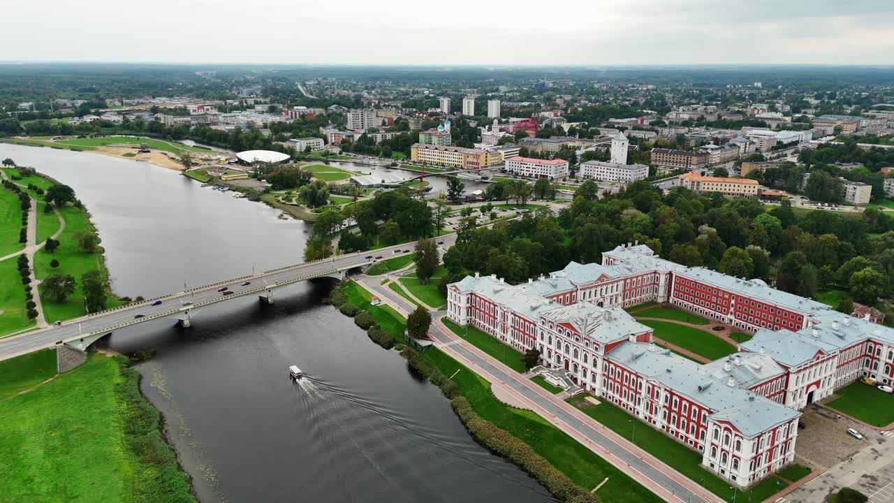 Droonikuvakulma Jelgavan palatsista, Lielupe-joesta ja kaupunkikuvasta Latviassa