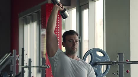 hombre levantando pesas en el gimnasio