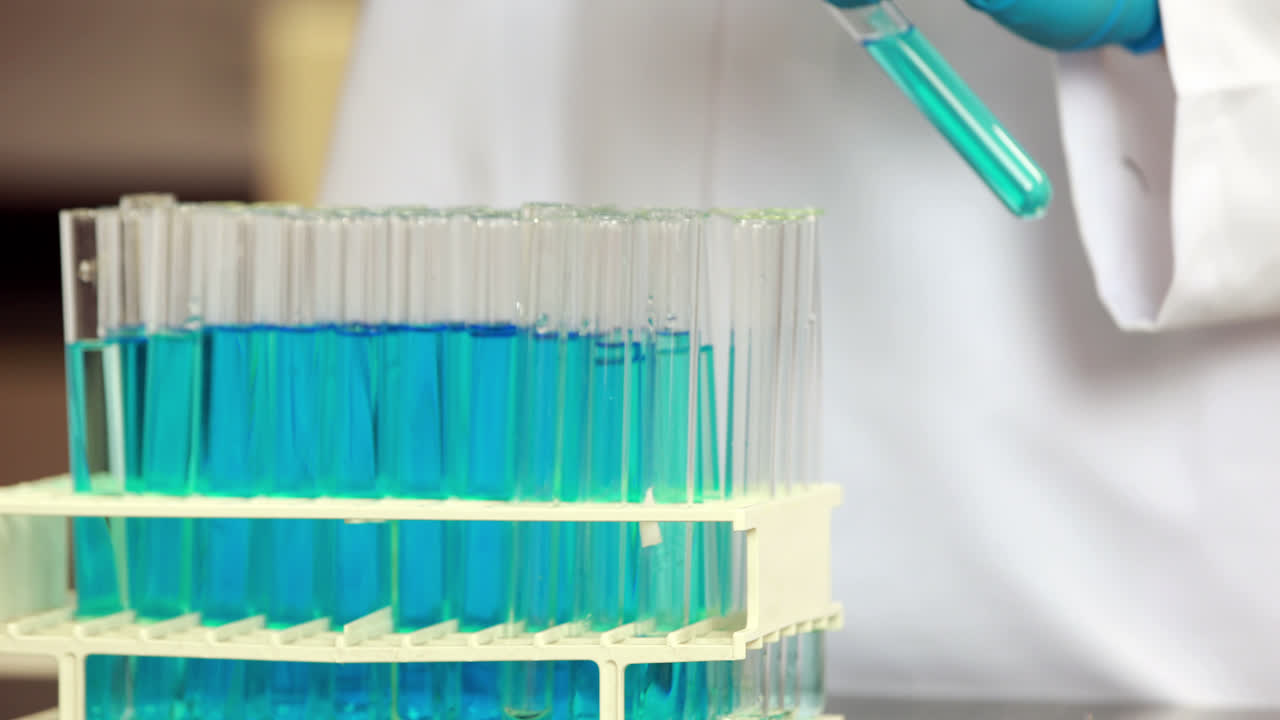 científico que lleva a cabo un experimento químico