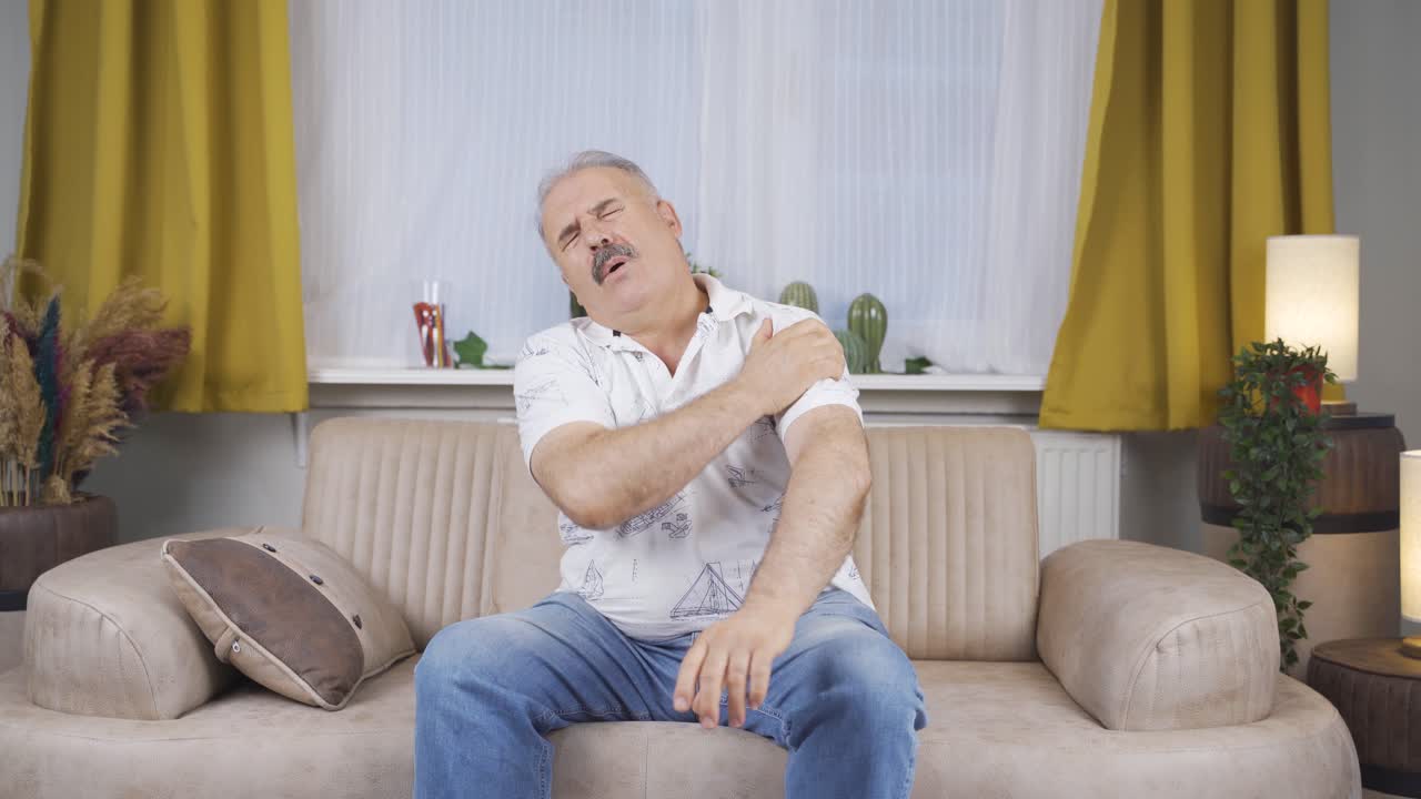 el viejo está sufriendo de dolor en las articulaciones.