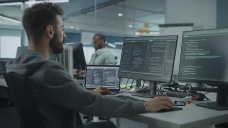 oficina diversa: entusiasta programador informático blanco que trabaja en una computadora de escritorio. especialista masculino que crea software innovador. ingeniero que desarrolla aplicaciones, programas, videojuegos. escritura de código en terminal