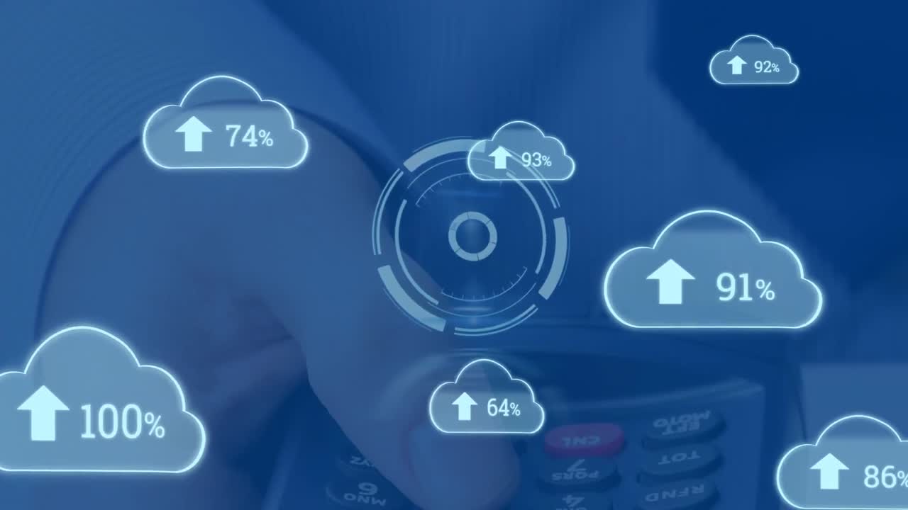 점점 더 많은 수와 범위가 증가하는 구름의 애니메이션 백인 여성의 손 위에서 스캔