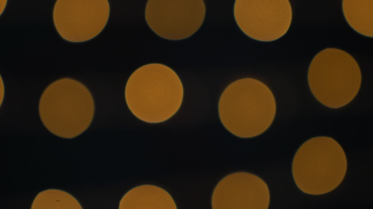 황금색 보케 조명이 박이는 배경